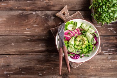 Beslenme menüsü. Vegan, detoks salatası, kuzu salatası, avokado, salatalık, karpuz turpu, tohum, pankart, yemek tarifi.,
