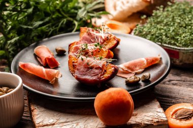 Lezzetli ve sağlıklı yemek jambonlu ızgara şeftali, kapari, mikroyeşil, yemek tarifi geçmişi.