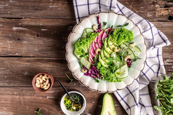 Beslenme menüsü. Karpuz turpu, avokado marulu, mikroyeşil salatalık ve turp salatası. Düzlük, Restoran menüsü, diyet, yemek kitabı tarifi.