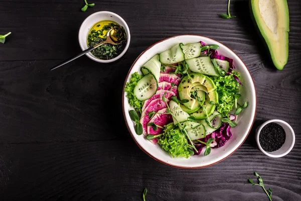 Beslenme Menüsü Karpuz Turpu Avokado Marulu Mikroyeşil Salatalık Turp Salatası — Stok fotoğraf