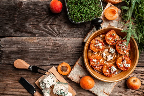 Sommerjause Sandwiches Mit Gegrillten Pfirsichen Dor Blauschimmelkäse Holzhintergrund Banner Catering — Stockfoto