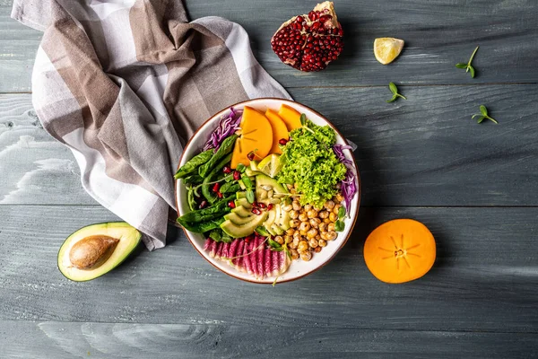 Vegan Avgiftning Buddha Skål Med Rostade Kikärter Avokado Persimon Spenat — Stockfoto