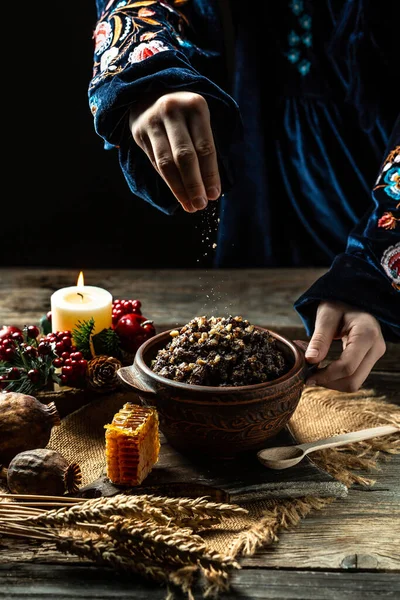 Kutya Κεριά Και Χριστουγεννιάτικη Διακόσμηση Ξύλινο Τραπέζι Χέρια Χύνουν Καρύδια — Φωτογραφία Αρχείου
