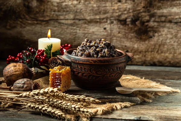 Kutya. Geleneksel Noel Slav yemeği, buğday taneleri, haşhaş tohumu, fındık, kuru üzüm ve baldan yapılmış kutia lapası. Noel kutlaması. pankart, menü, tarif.