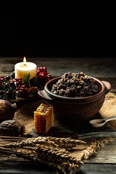 クチャは 小麦の穀物 ケシの種 ナッツ レーズンと蜂蜜で作られたクリスマス料理です 木製のテーブルの上で クリスマスのウクライナ ベラルーシとポーランドのための伝統的な食品 垂直方向の画像テキストの場所 — ストック写真