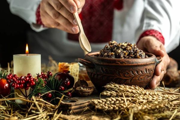 节庆桌上的麦粥 上面有坚果 葡萄干和罂粟籽 Kutia圣诞节的传统食物男人拿着碗与Kutia — 图库照片