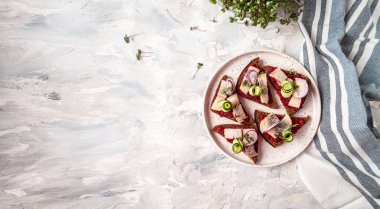 Geleneksel matie ringa, pancar salatası, salatalık ve çavdar ekmeğine soğan halkası. İskandinav mutfağı.