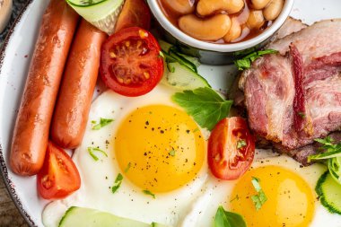 Sosisli, yumurtalı ve fasulyeli İngiliz kahvaltısı lezzetli kahvaltı ya da atıştırmalık, yemek tarifi geçmişi. Kapat..