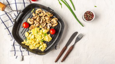 Çırpılmış yumurta, mantarlı tost. Sağlıklı kahvaltı ya da brunch. Ev yapımı yemek..