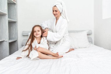 Duştan sonra mutlu anne ve kız. Güzellik saç bakım konsepti.