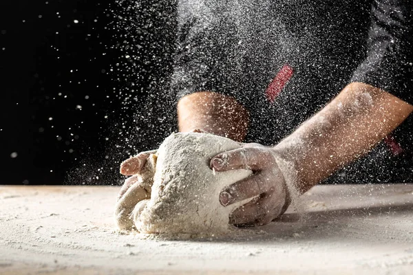 Photo Flour Men Hands Flour Splash Cooking Bread Kneading Dough — Stock Photo, Image
