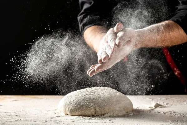 Foto Mjöl Och Män Händer Med Mjöl Stänk Matlagningsbröd Knäböjer — Stockfoto