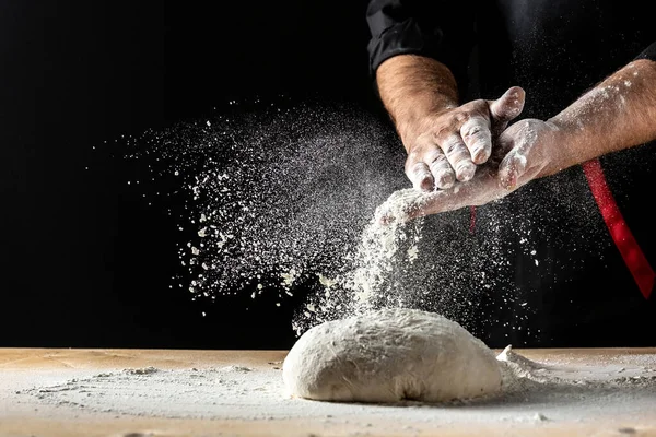 Hermosas Fuertes Manos Hombre Amasan Masa Hacen Pan Pasta Pizza —  Fotos de Stock