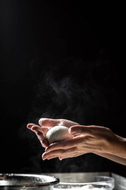 Geleneksel İtalyan mozzarellası, ev yapımı peynir üreticisi, ineklerinden taze biyo-kaliteli süt ile el yapımı mozzarella üretiyor..