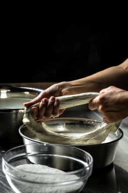 Küçük bir aile mandırasında çalışan kadın peynir yapmanın son adımlarını işliyor, el yapımı mozzarella, silano veya caciocavallo üretiyor. Makarna filata. Kapatın. Metin için alanı kopyala.