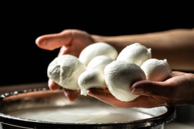 Peynir üreticisi, yeni yapılmış mozzarellayı gösteriyor. Ev yapımı peynir üreticisi caciocavallo üretir. Makarna filata, geleneksel İtalyan mozzarellası..