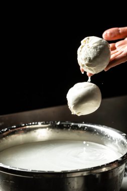 Ev yapımı peynir üreticisi taze biyo sütle el yapımı mozzarella üretir. Mozzarella yapma süreci. İtalyan sert peynirli silano veya peynirci ellerinde caciocavallo..
