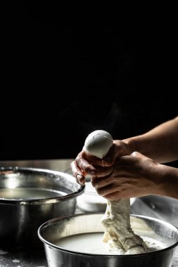 Peynir üreticisi taze peynir hazırlıyor. Ev yapımı peynir üreticisi caciocavallo üretir. Makarna filata, geleneksel İtalyan mozzarellası..