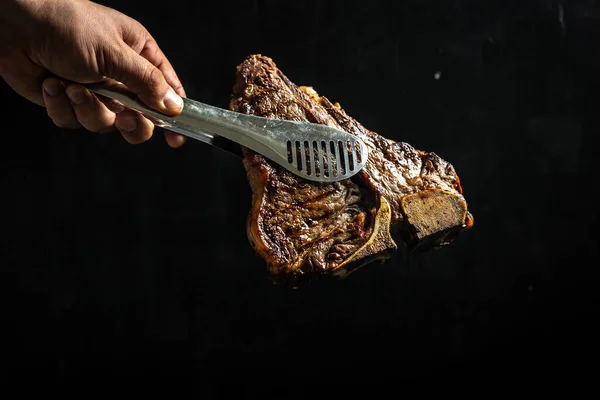 Koka Handen Med Stor Bit Färskt Nötkött Tillagat Grill Medium — Stockfoto