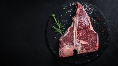 Tahta arka planda T-bone ya da Porterhouse. Pankart, yemek servisi menü tarifi yeri, metin, üst görünüm.
