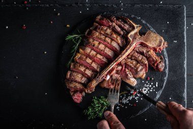 Barbekü yıllanmış wagyu bifteği ya da büyük parça fileto ve tuz ile dilimlenmiş biftek. Pankart, yemek servisi menü tarifi yeri, metin, üst görünüm.