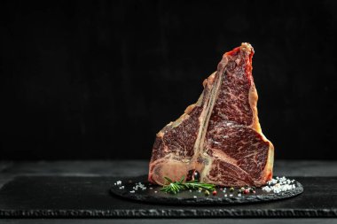 Büyük çiğ T-bone ya da yıllanmış wagyu bifteği ızgara ve baharatlı biftek pişirmeye hazır. pankart, menü, tarif, metin için yer.