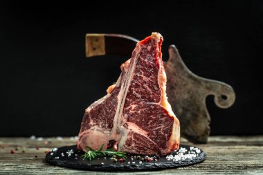 Kısa filetodan kesilmiş biftek bifteği ya da biftek. Bifteğin her iki tarafında da et olan T şeklinde kemikler var. T-Bone Bifteği veya eski wagyu Biftek Evi.
