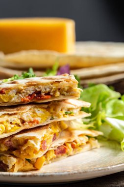 Çırpılmış yumurta, sebze, jambon ve peynirli Meksika usulü tortilla. Meksika mutfağı, Meksika ve Latin Amerika geleneksel restoran menüsü.