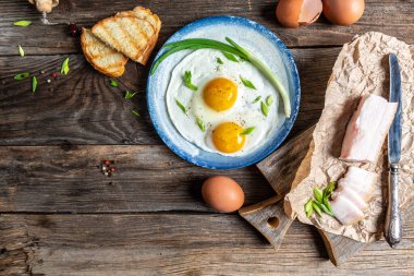 Çırpılmış yumurta ve domuz yağı. Ukrayna ya da Beyaz Rusya yemekleri. Lezzetli kahvaltı ya da atıştırmalık, üst manzara..