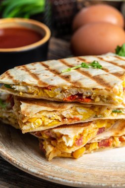 Çırpılmış yumurta, sebze, jambon ve peynirli omlet. dikey görüntü. Meksika mutfağı. Meksika restoran menüsü.