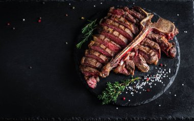 Dilimlenmiş biftek pankartıyla orta pişmiş, kurutulmuş wagyu bifteği büyük fileto, restoran menüsü, diyet, yemek kitabı tarifi, yazı için yer, üst görünüm..