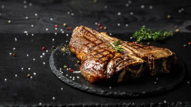 Kızarmış T-bone ya da yıllanmış wagyu biftek ızgara biftek. Uzun pankart biçimi, üst görünüm.