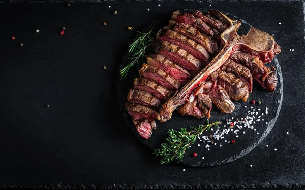 Dilimlenmiş biftek pankartıyla orta pişmiş, kurutulmuş wagyu bifteği büyük fileto, restoran menüsü, diyet, yemek kitabı tarifi, yazı için yer, üst görünüm..