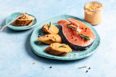 Somon ezmeli ekmek. Yumuşak peynirli tost, köpük, mavi arka planda ezme. Yahudi mutfağı.