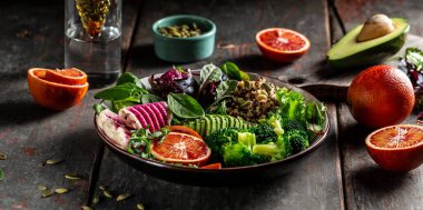 Sağlıklı vejetaryen Buda salatası sebze ve meyve avokadosu, kan portakalı, brokoli, karpuz turpu, ıspanak, kinoa, balkabağı tohumu, vegan, detoks yeşil Buda kasesi tarifi.