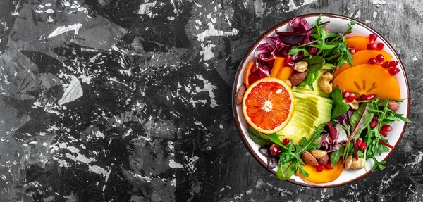 Υγιεινή διατροφή. Σαλάτα λαχανικών με αβοκάντο, ματωμένο πορτοκάλι, μπρόκολο, καρπούζι ραπανάκι, σπανάκι, κινόα, σπόρους κολοκύθας. Μεγάλη μορφή banner, κορυφαία προβολή — Φωτογραφία Αρχείου