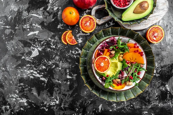 Vegetarisk Buddha skål med avokado, blod apelsin, broccoli, vattenmelon rädisa, spenat, quinoa, pumpa frön. utrymme för text. ovanifrån — Stockfoto