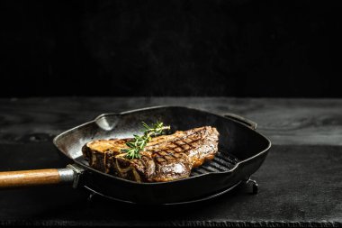 Kızartma tavasında biftek pişiriyorum. Restoran menüsü, diyet, yemek kitabı tarifi..