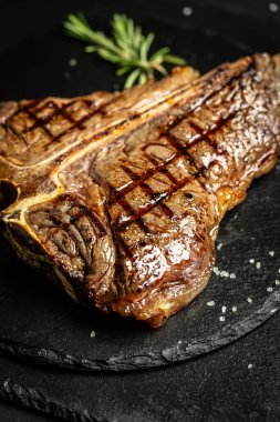 T-bone ya da yıllanmış wagyu biftek ızgara biftek baharat ve bitkilerle. Amerikan mutfağı. Orta pişmiş ızgara T-Bone bifteği, ızgara eskimiş wagyu bifteği..