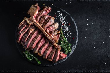 Wagyu T-Bone eskimiş Wagyu bifteği. Orta pişmiş. Amerikan mutfağı. Metin için menü tarifi yeri, üst görünüm.