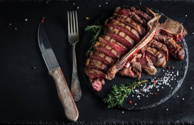 Bistecca alla fiorentina bifteği. Biftek orta pişmiş olsun. Amerikan mutfağı. Pankart, yemek servisi menü tarifi yeri, metin, üst görünüm.