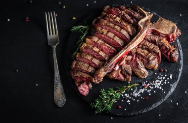Wagyu bifteği dilimlenmiş ızgara. Biftek ızgara biftek orta pişmiş olsun. Tahta tahtada servis edilen Amerikan et restoranı. Pankart, yemek servisi menü tarifi yeri, metin, üst görünüm.