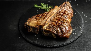 T-bone ya da yıllanmış wagyu biftek ızgara biftek baharat ve bitkilerle. Gurme ızgara ve dilimlenmiş biftek. Yemek tarifi geçmişi. Kapat..