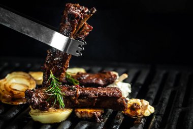 Biberiyeli ızgara pirzola. Barbekü soslu kaburga. Amerikan mutfağı. Yemek tarifi geçmişi. Kapatın. metin için yer.