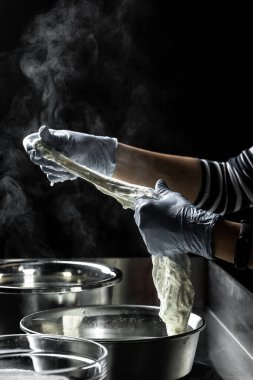 Peynir üreticisi, biyo-sütten peynir yapma işlemini gösteriyor. Ev yapımı peynir üreticisi caciocavallo üretir. Makarna filata, geleneksel İtalyan mozzarellası..