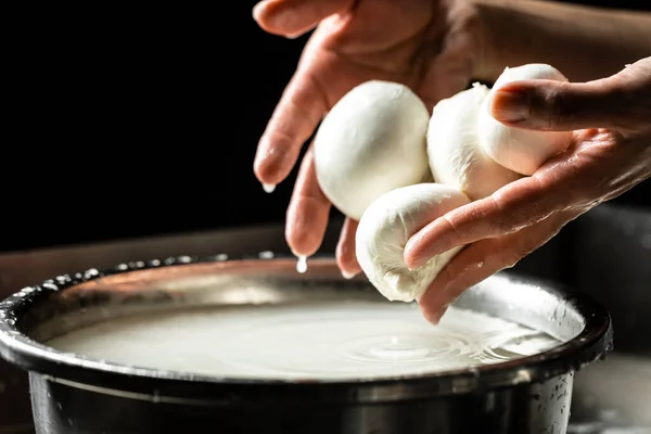 Küçük bir aile mandırasında çalışan bir kadın peynir yapmanın son adımlarını işliyor. İtalyan sert peyniri silano veya caciocavallo, mozzarella.