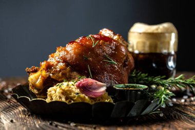 Kızarmış domuz budu, lahana turşusu ve hardallı haşlanmış domuz budu, lahana turşulu ızgara domuz budu. Oktoberfest, geleneksel Almanca kavramı, dondurucu harekettir.,