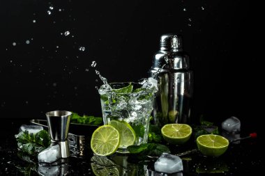 Taze mojito. Sıvı sıçramalı, dondurucu hareketli..