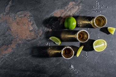 Siyah arka planda limonlu ve tuzlu Meksika tekilası. Metin için boşluk. Lüks içki. Alkolik içki konsepti. Meksika ulusal içeceği.