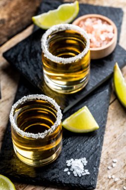 Meksika tekilası, limon, tuz, altın tekila. Meksika ulusal içkisi. dikey resim.